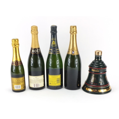 2062 - Four bottles of champagne and a Bells 1992 Christmas whisky decanter with contents including Moët & ... 