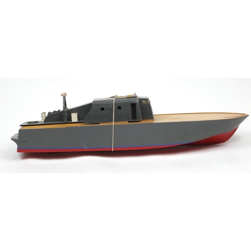 2396 - Large electric remote control boat, approximately 118cm in length