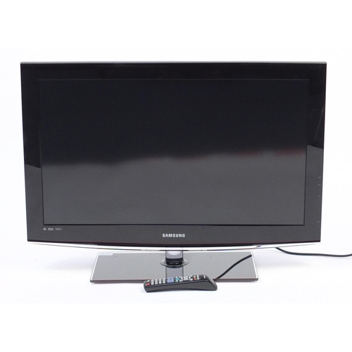 47 - Samsung 32inch LCD television with remote