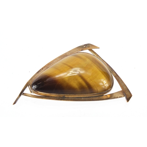 2646 - Large 9ct gold tigers eye brooch, impressed JPPE, 6cm in length, approximate weight 17.2g