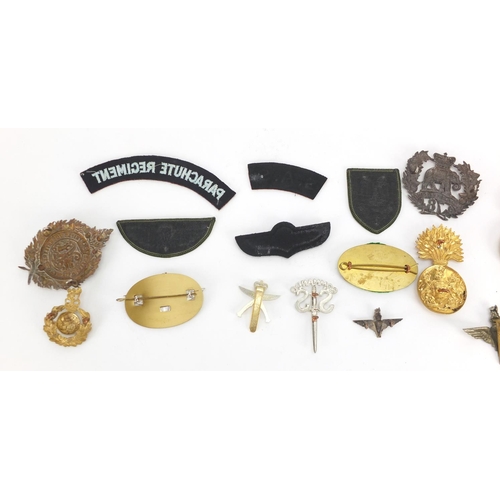 216 - Military interest cap badges and cloth badges including SAS, Parachute Regiment and Argyll Highland ... 