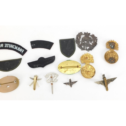 216 - Military interest cap badges and cloth badges including SAS, Parachute Regiment and Argyll Highland ... 