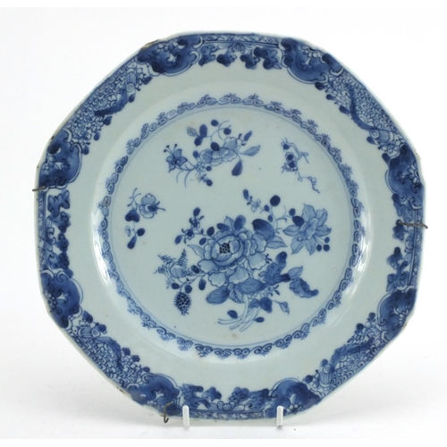 112 - 18th century Chinese blue and white porcelain plate, hand painted with flowers, 23cm in diameter