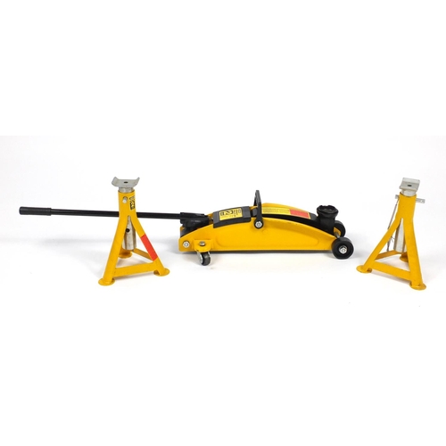 100 - Halfords hydraulic two tonne trolley jack and a pair of two tonne axle stands