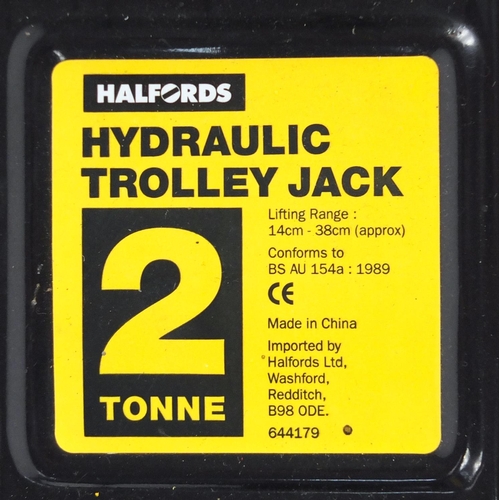 100 - Halfords hydraulic two tonne trolley jack and a pair of two tonne axle stands