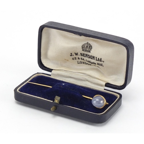 760 - Unmarked gold cabochon star sapphire tie pin, housed in a J W Benson London tooled leather box, 6.5c... 