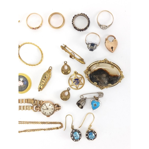 798 - Antique and later jewellery including a 15ct gold garnet and seed pearl ring, Moss agate brooch and ... 