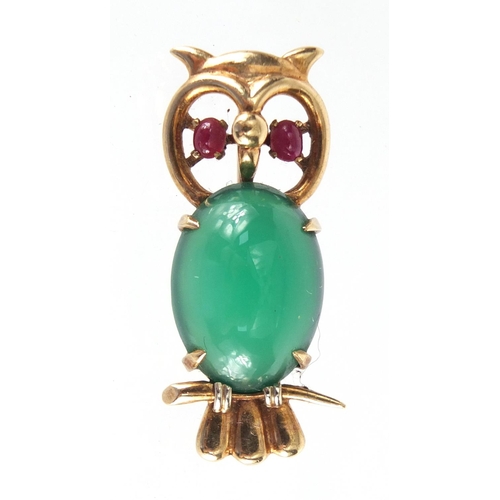 753 - 9ct gold owl brooch with green cabochon body and garnet eyes, 3.5cm in length, approximate weight 7.... 