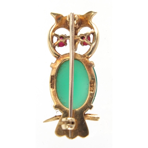 753 - 9ct gold owl brooch with green cabochon body and garnet eyes, 3.5cm in length, approximate weight 7.... 