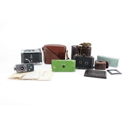 130 - Vintage cameras and accessories including a green vest pocket ready set and Voightlander Perkeo