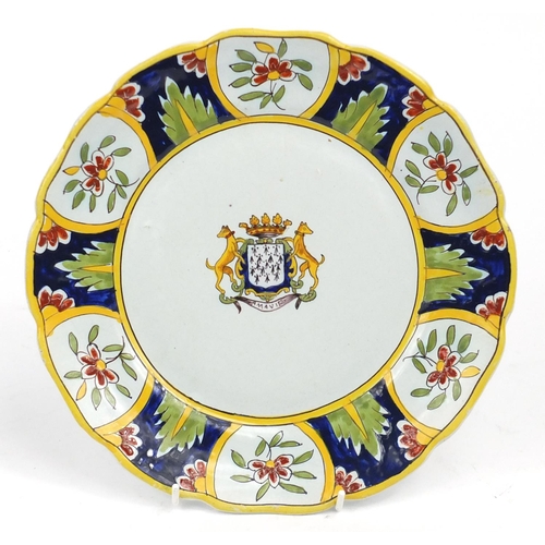 468 - Italian Majolica plate with armorial crest, 25cm in diameter