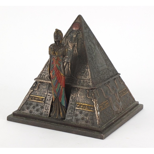 82 - Veronese pyramid box and cover, 18cm high