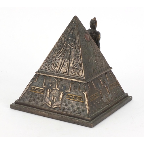 82 - Veronese pyramid box and cover, 18cm high