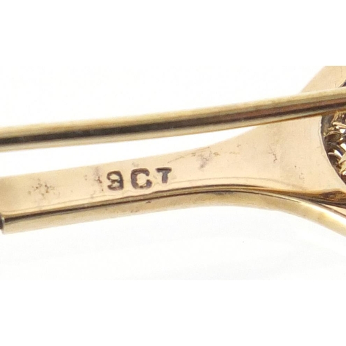 2295 - 9ct gold tennis racket bar brooch, 4cm in length, approximate weight 3.5g
