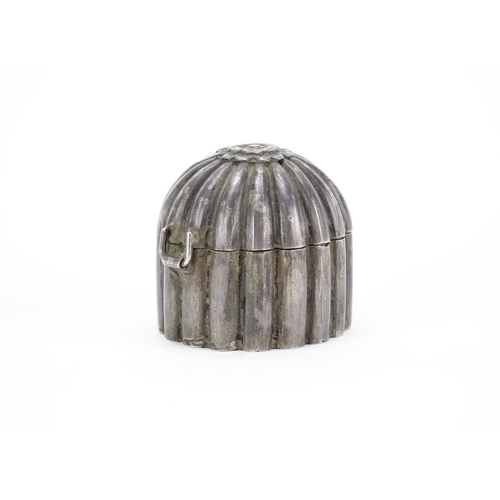 2249 - Novelty silver trinket box with hinged lid, in the form of a jelly mould, marked 925 to the base, 4c... 