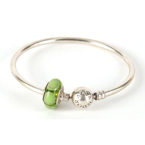 2380 - Pandora bracelet with green glass charm, with box, 6cm in diameter, approximate weight 11.5g