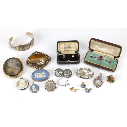 753 - Antique and later jewellery including Wedgwood Japserware, a silver and guilloche enamelled locket, ... 