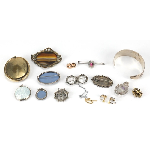 753 - Antique and later jewellery including Wedgwood Japserware, a silver and guilloche enamelled locket, ... 