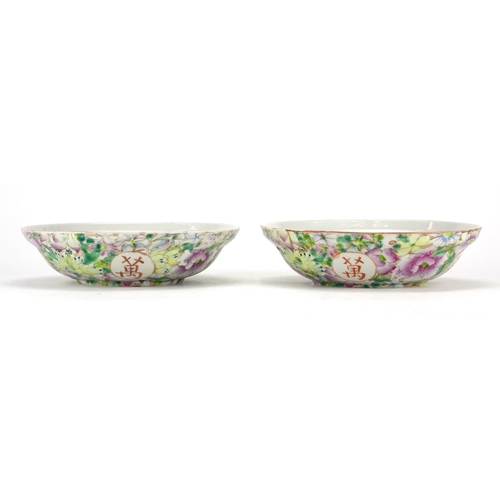 286 - Pair of Chinese porcelain One Thousand Flower bowls, hand painted in the famille rose palette, four ... 