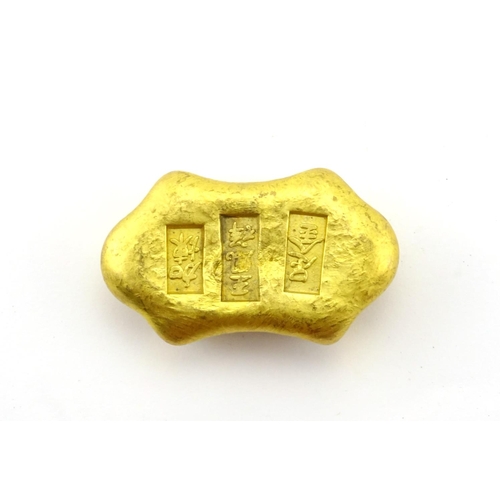 2527 - Chinese gilt metal scroll weight, 5.7cm in wide, approximate weight 167.7g