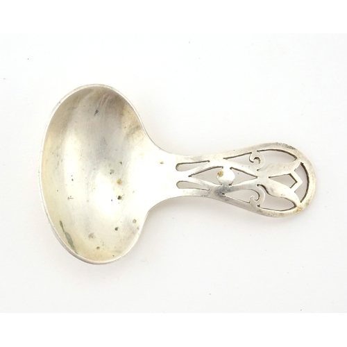 2604 - Silver caddy spoon with pierced handle, by Mappin & Webb, London 1945, 7cm in length, approximate we... 