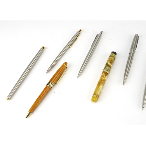 2514 - Fountain pens, pens and propelling pencils including Parker and a marbleised Krishna self filling wi... 