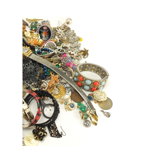 261 - Costume jewellery including necklaces, bracelets, earrings, silver rings and brooches
