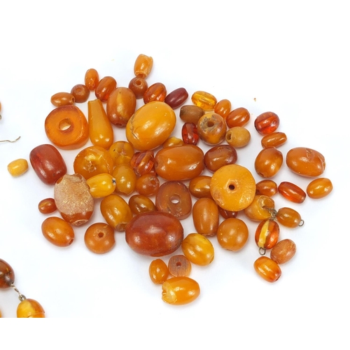 762 - Loose amber coloured beads, the largest 2cm in length, approximate weight 88.2g