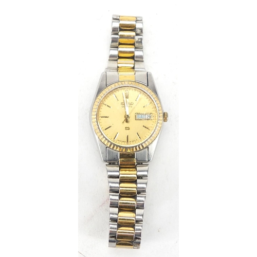 216 - Ladies Seiko quartz wristwatch with day date dial, the case numbered 867272, 2.3cm in diameter