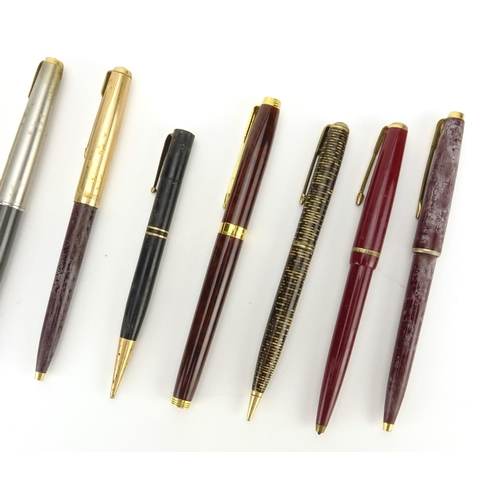 2511 - Predominantly Parker fountain pens and propelling pencils, including green vacumatic and one with go... 