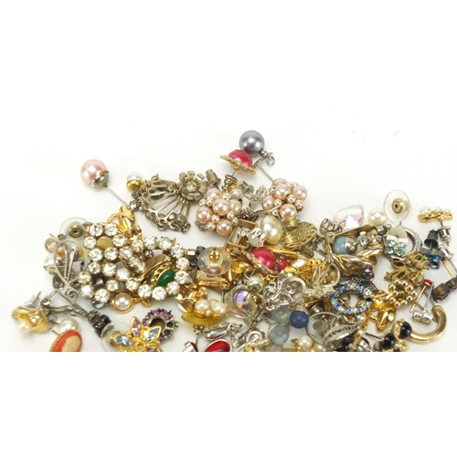 250 - Large collection of mostly pairs of earrings