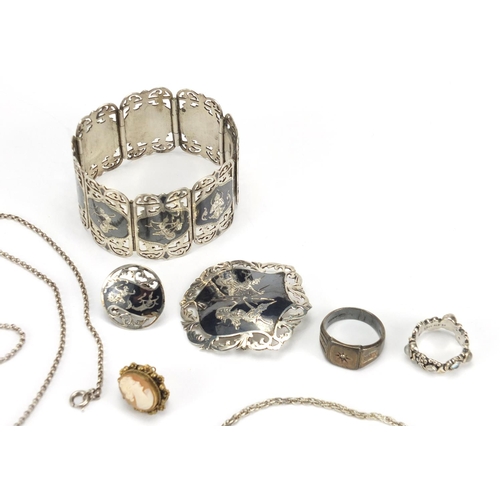 2848 - Mostly silver jewellery including a Siam bracelet and two brooches, rings and ingot pendant on chain... 
