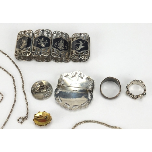 2848 - Mostly silver jewellery including a Siam bracelet and two brooches, rings and ingot pendant on chain... 