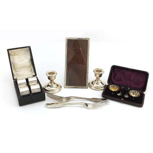 621 - Silver items comprising set of four napkin rings, pair of Victorian salts with spoons, pair of Georg... 