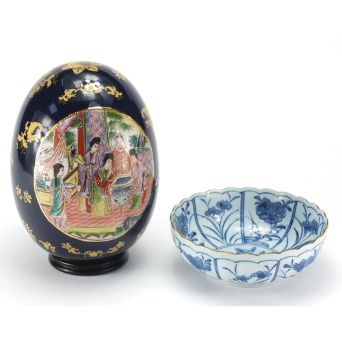 586 - Chinese porcelain egg decorated with figures and a blue and white porcelain bowl