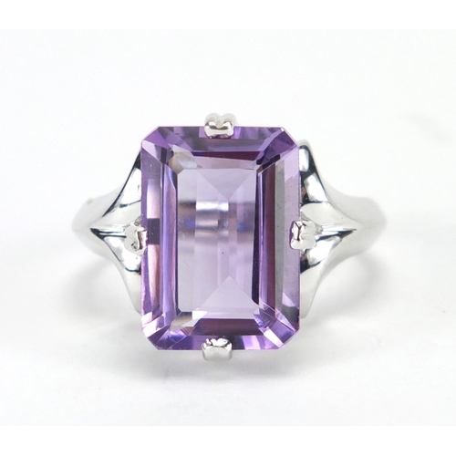 2657 - 9ct white gold amethyst ring, size N, approximate weight 5.2g