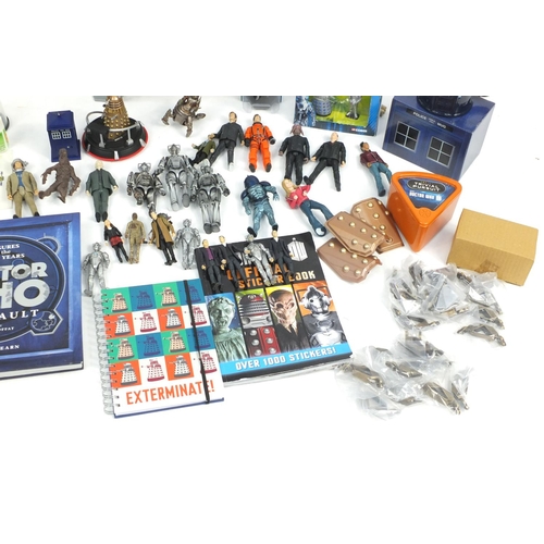 526 - Doctor Who toys including figures and Silurian crystal lamp