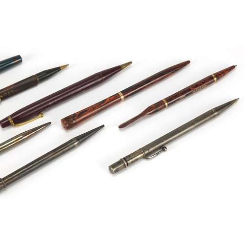 2510 - Propelling pencils and a Parker 17 fountain pen including a brown ripple Johnnie Walker advertising ... 