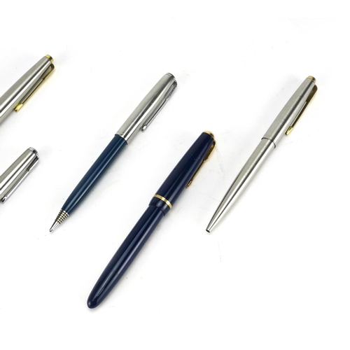 2515 - Parker and Sheaffer fountain pens, ballpoint pens and propelling pencils including a blue Parker Jun... 