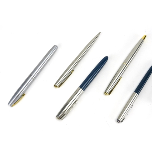 2515 - Parker and Sheaffer fountain pens, ballpoint pens and propelling pencils including a blue Parker Jun... 