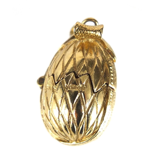 2671 - Novelty 9ct gold Easter egg pendant opening to reveal a chick, S & K makers mark, 2.2cm in length, a... 