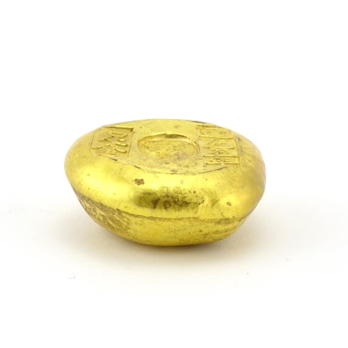 2314 - Chinese gilt metal scroll weight, 3.7cm in wide, approximate weight 92.8g