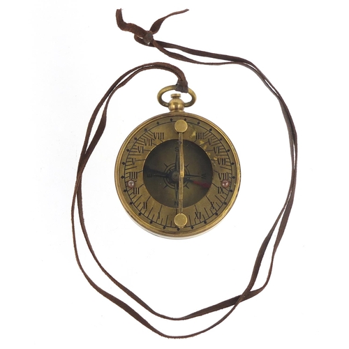 748 - Brass sundial compass, 4.5cm in diameter