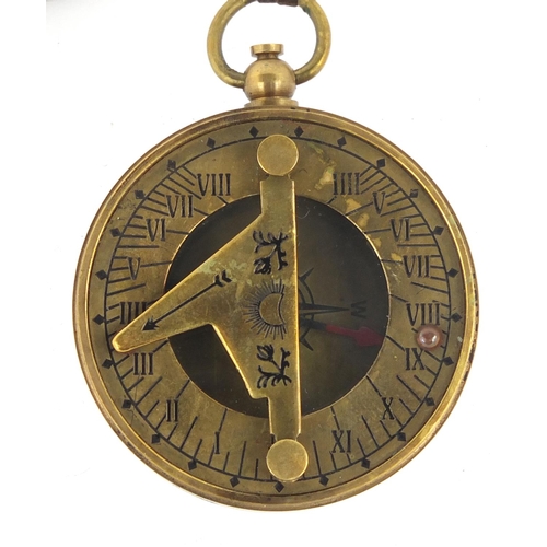 748 - Brass sundial compass, 4.5cm in diameter