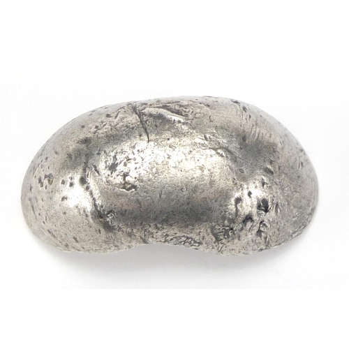 659 - Chinese silver coloured metal scroll weight, 5cm wide, approximate weight 48.4g