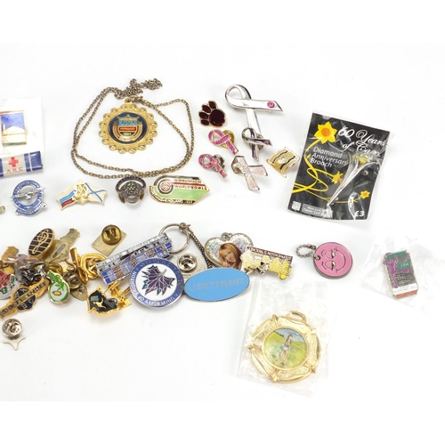 690 - Vintage and later brooches and badges including some enamelled