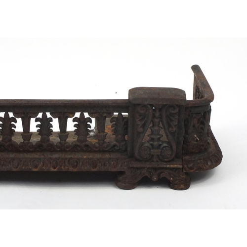30 - Victorian cast iron fender, 105cm wide