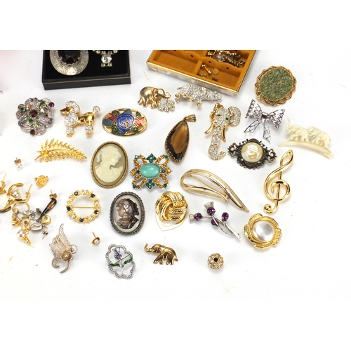 308 - Vintage and later costume jewellery including brooches, rings and earrings
