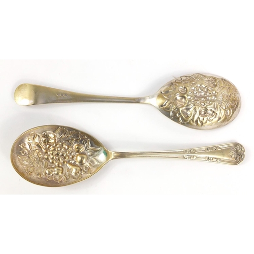747 - Set of six horn handled spoons, a chinoiserie container and a pair of silver plated berry spoons