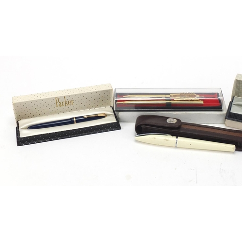 637 - Fountain pens and ballpoint pens including two Parkers, one with 14ct gold nib and a Cross Jaguar